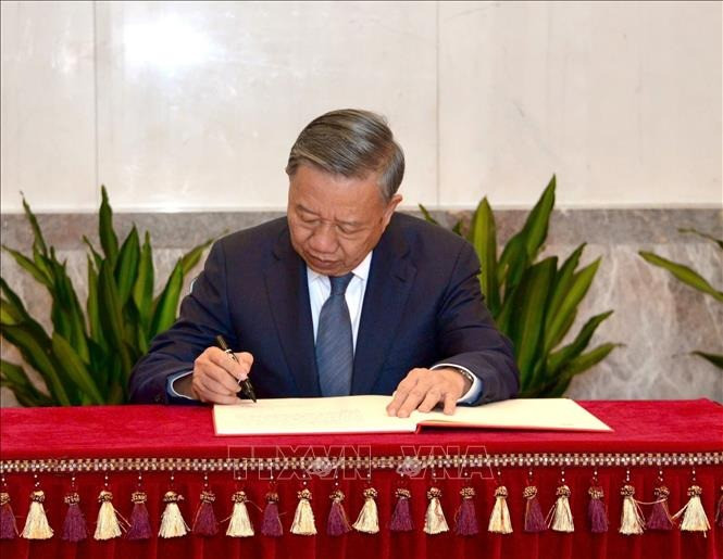 Tổng Bí thư, Chủ tịch nước Tô Lâm ghi cảm tưởng tại Nhà tưởng niệm Chủ tịch Mao Trạch Đông. Ảnh: Trí Dũng/TTXVN Tổng Bí thư, Chủ tịch nước Tô Lâm ghi cảm tưởng tại Nhà tưởng niệm Chủ tịch Mao Trạch Đông. Ảnh: Trí Dũng/TTXVN