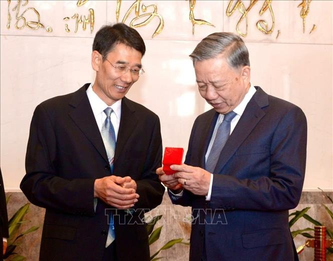 Lãnh đạo Nhà tưởng niệm Chủ tịch Mao Trạch Đông tặng Tổng Bí thư, Chủ tịch nước Tô Lâm món quà lưu niệm. Ảnh: Trí Dũng/TTXVN Lãnh đạo Nhà tưởng niệm Chủ tịch Mao Trạch Đông tặng Tổng Bí thư, Chủ tịch nước Tô Lâm món quà lưu niệm. Ảnh: Trí Dũng/TTXVN