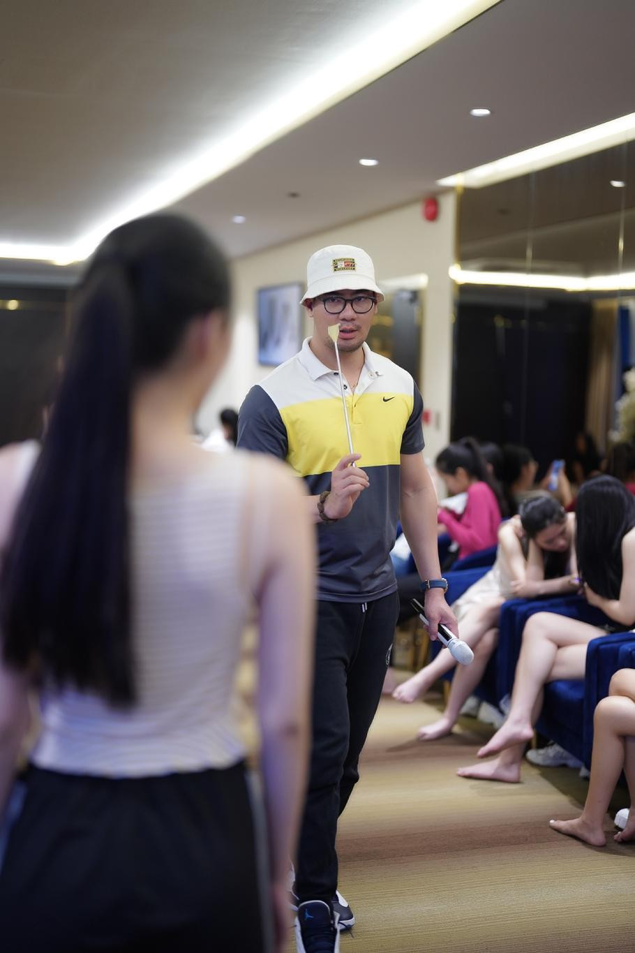 Ban đầu, thí sinh Tường Vi được huấn luyện viên nhận xét "catwalk như đang dỗi người yêu". Cô sau đó điều chỉnh được động bước đi, kiểm soát động tác tay chuẩn hoa hậu. Theo lời chuyên gia Kelvin Cao, việc nhận xét, góp ý hài hước nhằm xóa không khí mệt mỏi, áp lực của buổi tập. Ban đầu, thí sinh Tường Vi được huấn luyện viên nhận xét "catwalk như đang dỗi người yêu". Cô sau đó điều chỉnh được động bước đi, kiểm soát động tác tay chuẩn hoa hậu. Theo lời chuyên gia Kelvin Cao, việc nhận xét, góp ý hài hước nhằm xóa không khí mệt mỏi, áp lực của buổi tập.