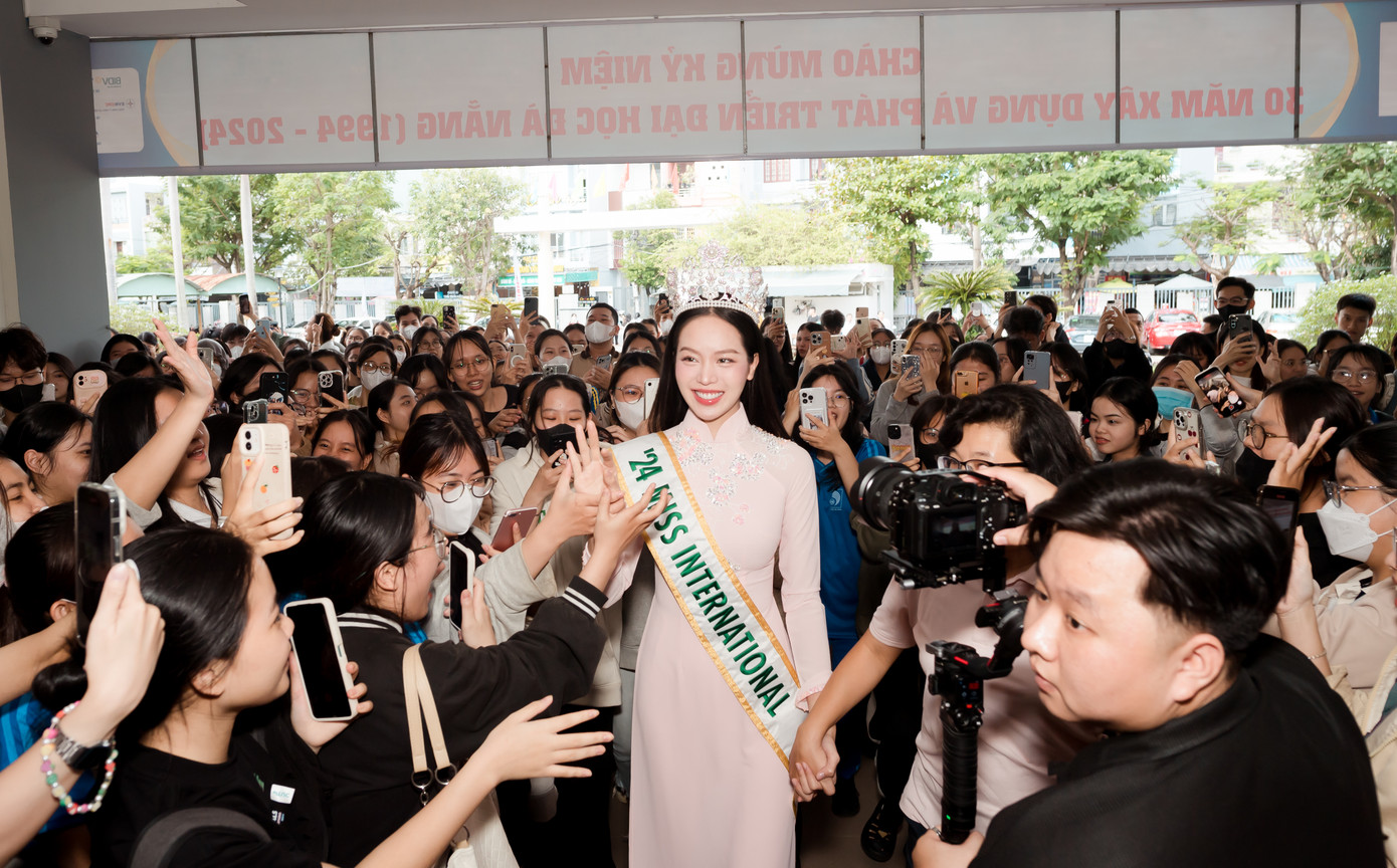 Ngày 27/11, Hoa hậu Thanh Thủy về thăm nhà sau nửa tháng đăng quang Hoa hậu Quốc tế. Mở đầu hành trình tại Đà Nẵng của đương kim Miss International là đến thăm Trường Đại học Ngoại ngữ - Đại học Đà Nẵng.