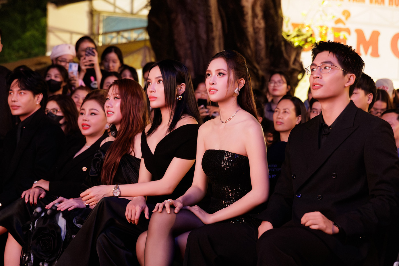 Khán giả tranh cãi khi Trấn Thành gọi Quốc Anh (ngoài cùng bên phải) là đại mỹ nam của Việt Nam. Khán giả tranh cãi khi Trấn Thành gọi Quốc Anh (ngoài cùng bên phải) là đại mỹ nam của Việt Nam.