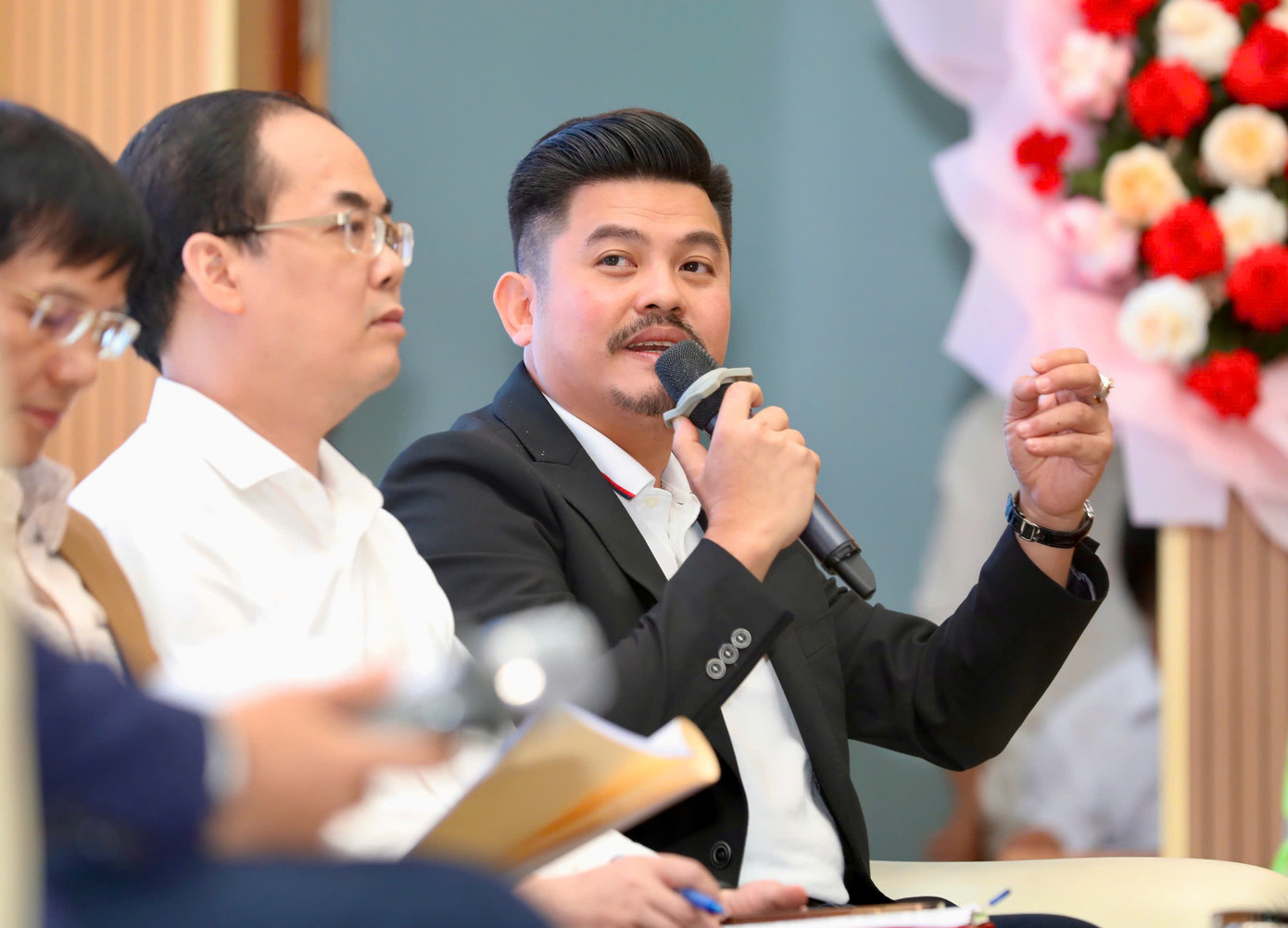 Ông Ngô Quốc Bảo - Giám đốc Cấp cao Truyền thông & Trải nghiệm khách hàng, Hệ thống nhà thuốc và trung tâm tiêm chủng FPT Long Châu. Ông Ngô Quốc Bảo - Giám đốc Cấp cao Truyền thông & Trải nghiệm khách hàng, Hệ thống nhà thuốc và trung tâm tiêm chủng FPT Long Châu.