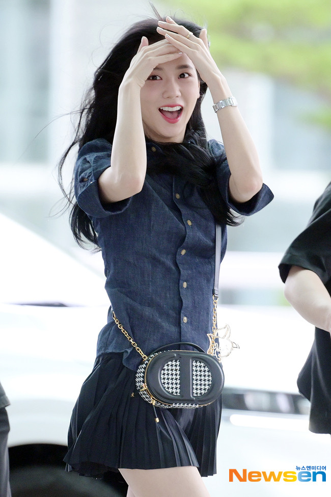 Jisoo rạng rỡ tại sân bay quốc tế Incheon.
