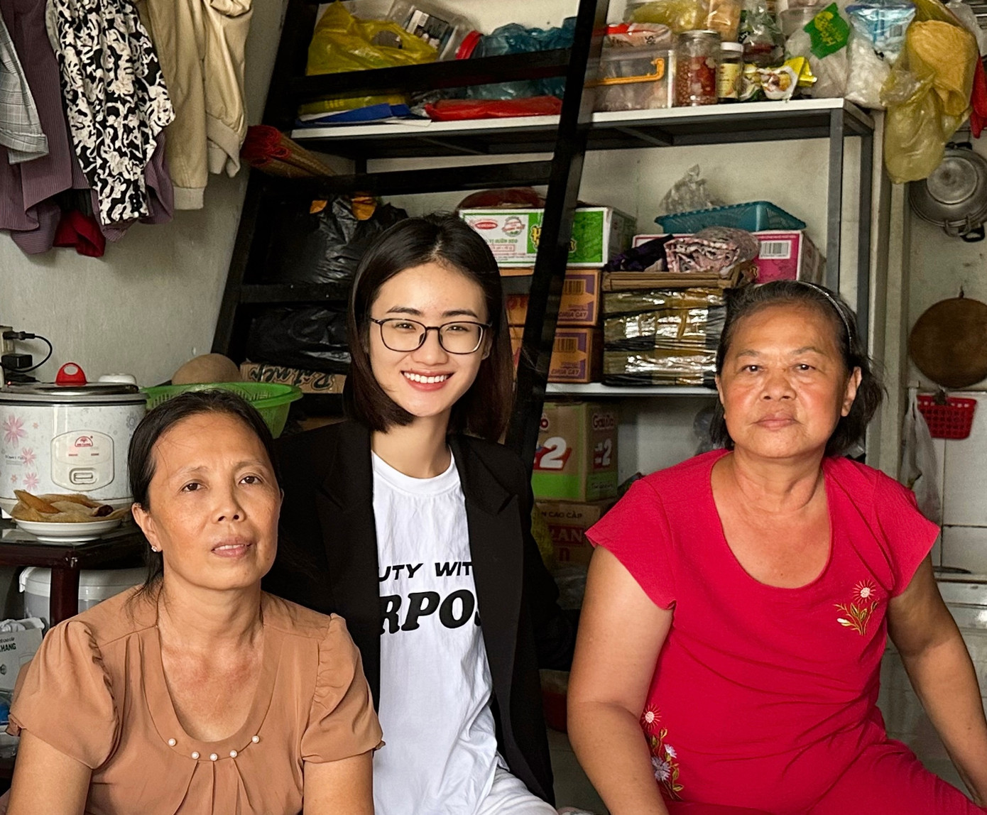 Ý Nhi hiến tóc hồi tháng 8. Cô tập trung học, làm từ thiện trong thời gian không xuất hiện trước công chúng. Ý Nhi hiến tóc hồi tháng 8. Cô tập trung học, làm từ thiện trong thời gian không xuất hiện trước công chúng.