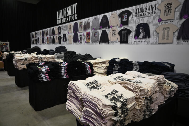 Hàng hóa bán tại sự kiện gồm túi, vòng tay, áp phích, áo thun đa dạng mẫu mã, giá thấp nhất là 35 USD (860.000 đồng), cao nhất là hoodie du lịch với 105 USD (2,5 triệu đồng). Hàng hóa bán tại sự kiện gồm túi, vòng tay, áp phích, áo thun đa dạng mẫu mã, giá thấp nhất là 35 USD (860.000 đồng), cao nhất là hoodie du lịch với 105 USD (2,5 triệu đồng).