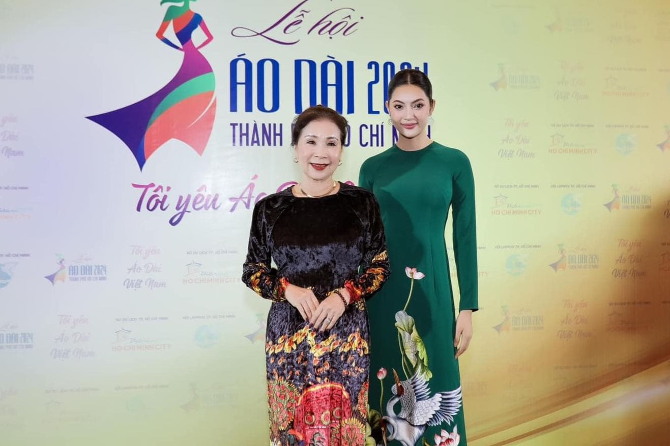 Hoa hậu Thu Uyên chọn kiểu tóc búi khi diện áo dài in họa tiết hoa sen và cò đặc trưng của Việt Nam. Đương kim Hoa hậu Đại dương Việt Nam là một trong bốn đại sứ tại Lễ hội áo dài TPHCM 2024.