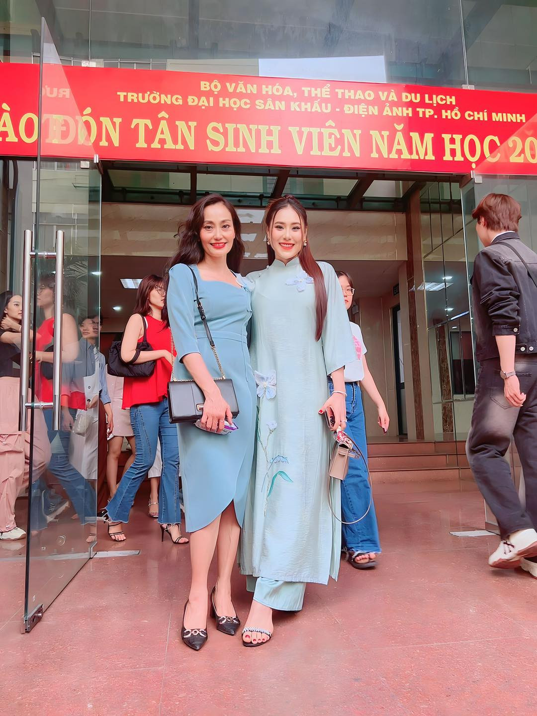 Nữ diễn viên chụp ảnh cùng NSƯT Hạnh Thúy sau buổi giỗ Tổ nghề.