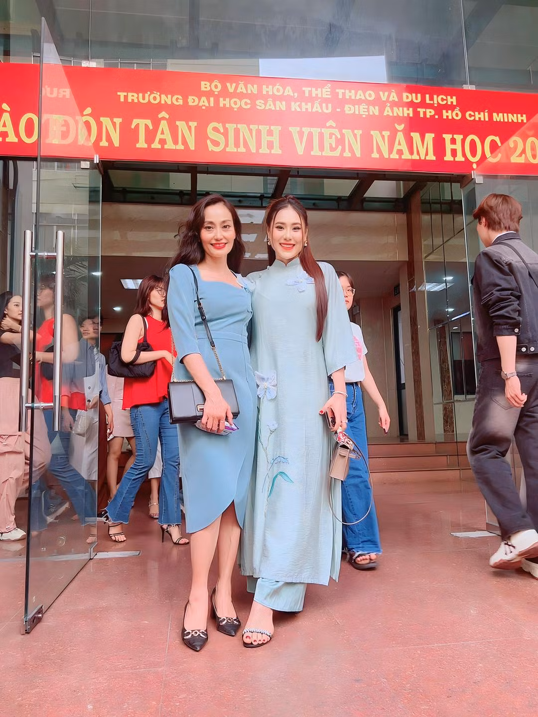 Nữ diễn viên chụp ảnh cùng NSƯT Hạnh Thúy sau buổi giỗ Tổ nghề.