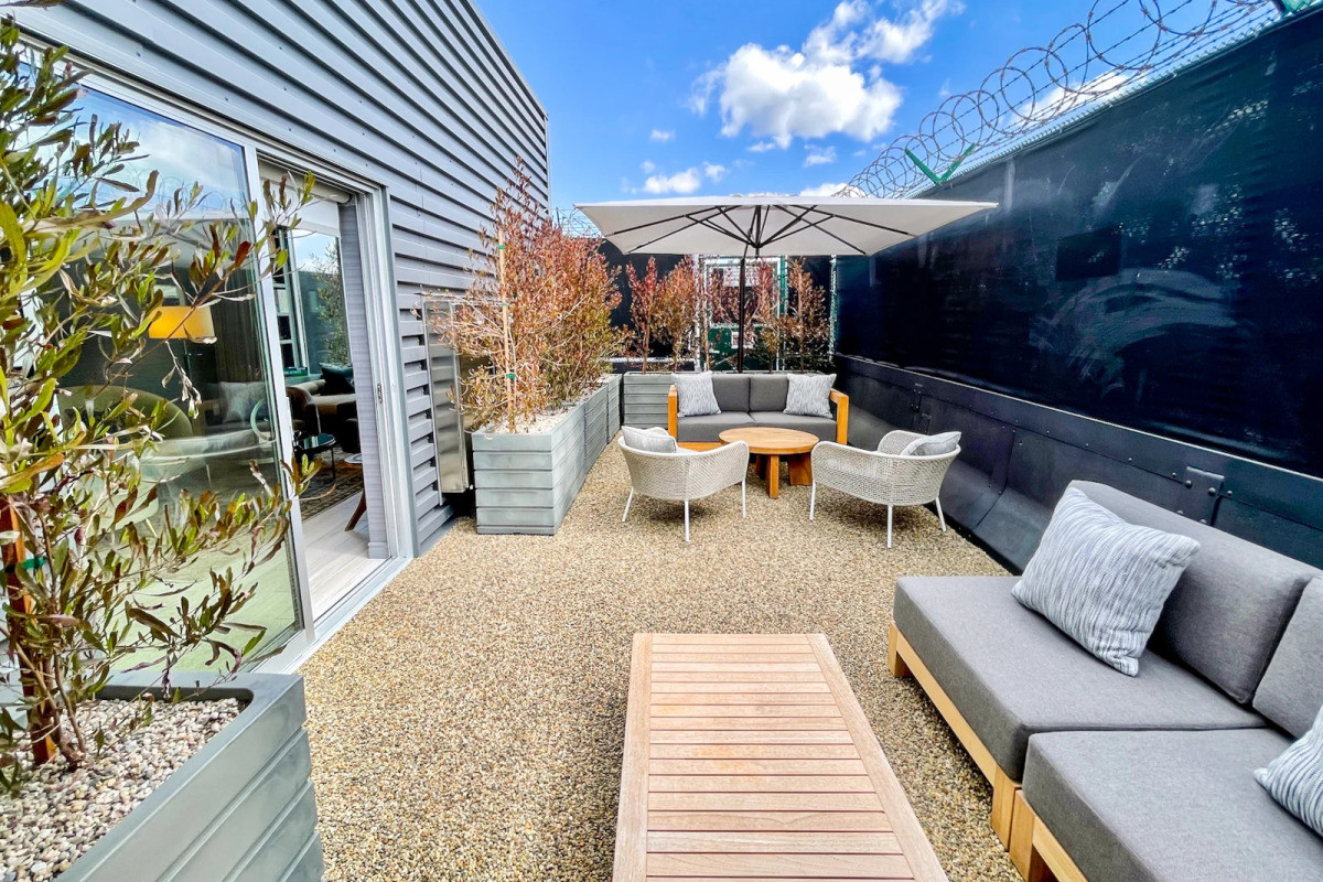 Private Suites nằm đối diện nhà ga chính của sân bay Los Angeles khoảng 3 km. Du khách được tài xế riêng đưa đón, phục vụ tận nơi. Private Suites có 12 phòng, nhân viên phục vụ có nhiệm vụ riêng như đón khách, xách hành lý, đưa khách đến phòng. Tài xế đưa khách ra sân bay, nhân viên đưa khách đến khu an ninh sân bay, nhân viên mang hành lý lên máy bay cho khách, hướng dẫn chỗ ngồi... đều thực hiện chuyên nghiệp.