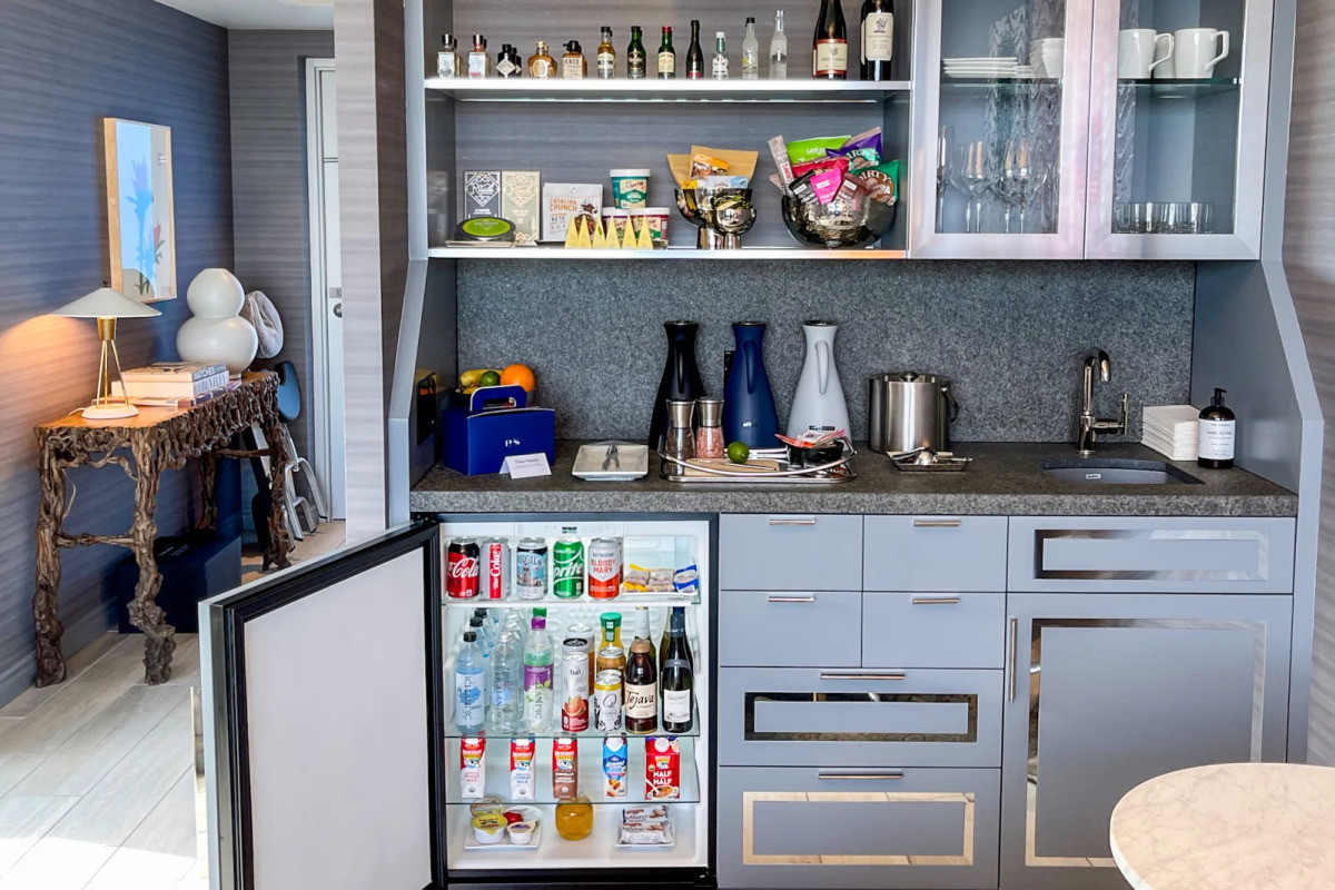 Phần lớn nội thất trang trí như căn hộ sang trọng, mang lại cảm giác gần gũi cho du khách. Phòng có đầy đủ đồ ăn nhanh, thức uống. Nếu có nhu cầu, khách có thể gọi món chính, kèm phí phát sinh.