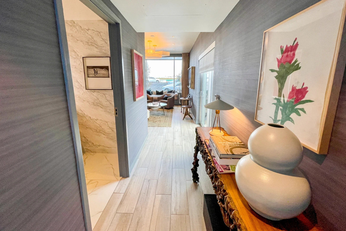 Phòng chờ Private Suites được giới nhà giàu Los Angeles gọi là phòng chờ quý tộc. Theo The Points Guy, dịch vụ được mở từ năm 2017, dành cho khách VIP có nhu cầu tại sân bay Los Angeles. Họ không phải xếp hàng, chờ đợi được lên máy bay. Phòng chờ có đủ mọi tiện nghi được giới nhà giàu, sao yêu thích.