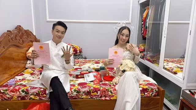 TiTi và vợ khoe quà cưới. TiTi và vợ khoe quà cưới.