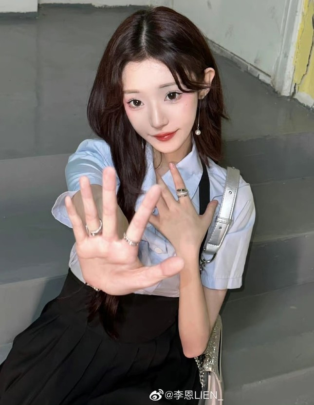 Bạn gái cũ của Ngô Diệc Phàm là Đô Mỹ Trúc (ảnh phải) vướng vào lùm xùm đổi tình lấy vai diễn.