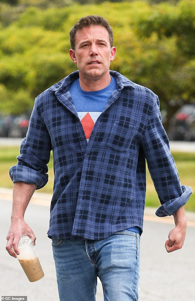 Ben Affleck để J.Lo chủ động nộp đơn ly hôn. Ben Affleck để J.Lo chủ động nộp đơn ly hôn.