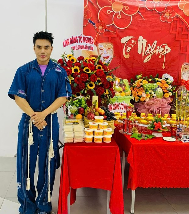 Lê Dương Bảo Lâm đăng ảnh cúng Tổ nghề, bày tỏ lòng biết ơn: &quot;Thấm thoát 11 năm làm nghề, được ăn cơm Tổ, con cầu mong Tổ nghề soi sáng, khán giả thương yêu anh em con&quot;.