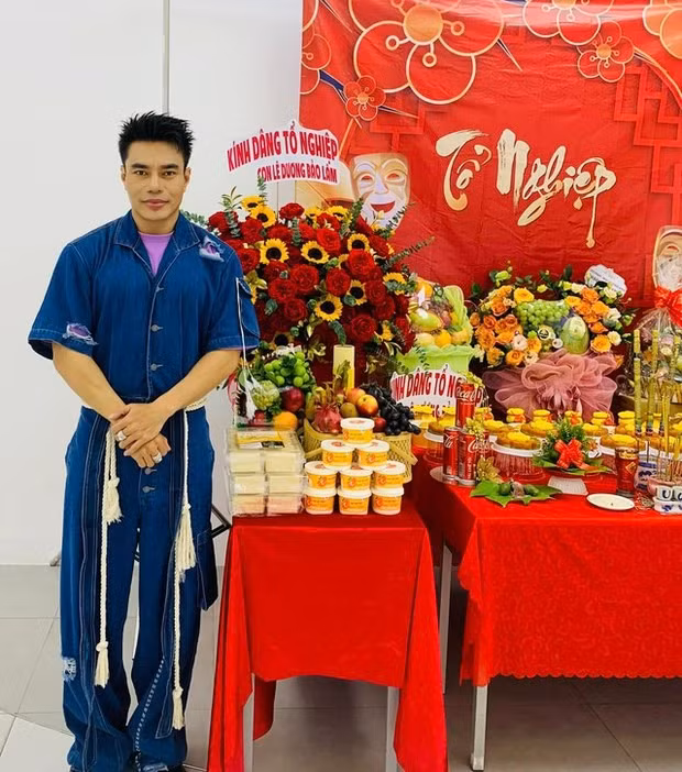 Lê Dương Bảo Lâm đăng ảnh cúng Tổ nghề, bày tỏ lòng biết ơn: "Thấm thoát 11 năm làm nghề, được ăn cơm Tổ, con cầu mong Tổ nghề soi sáng, khán giả thương yêu anh em con".