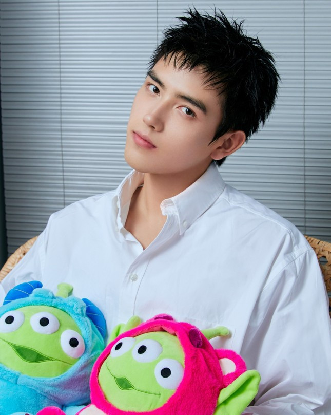 Trần Phi Vũ sụp đổ hình ảnh vì lộ ảnh nóng với fan.