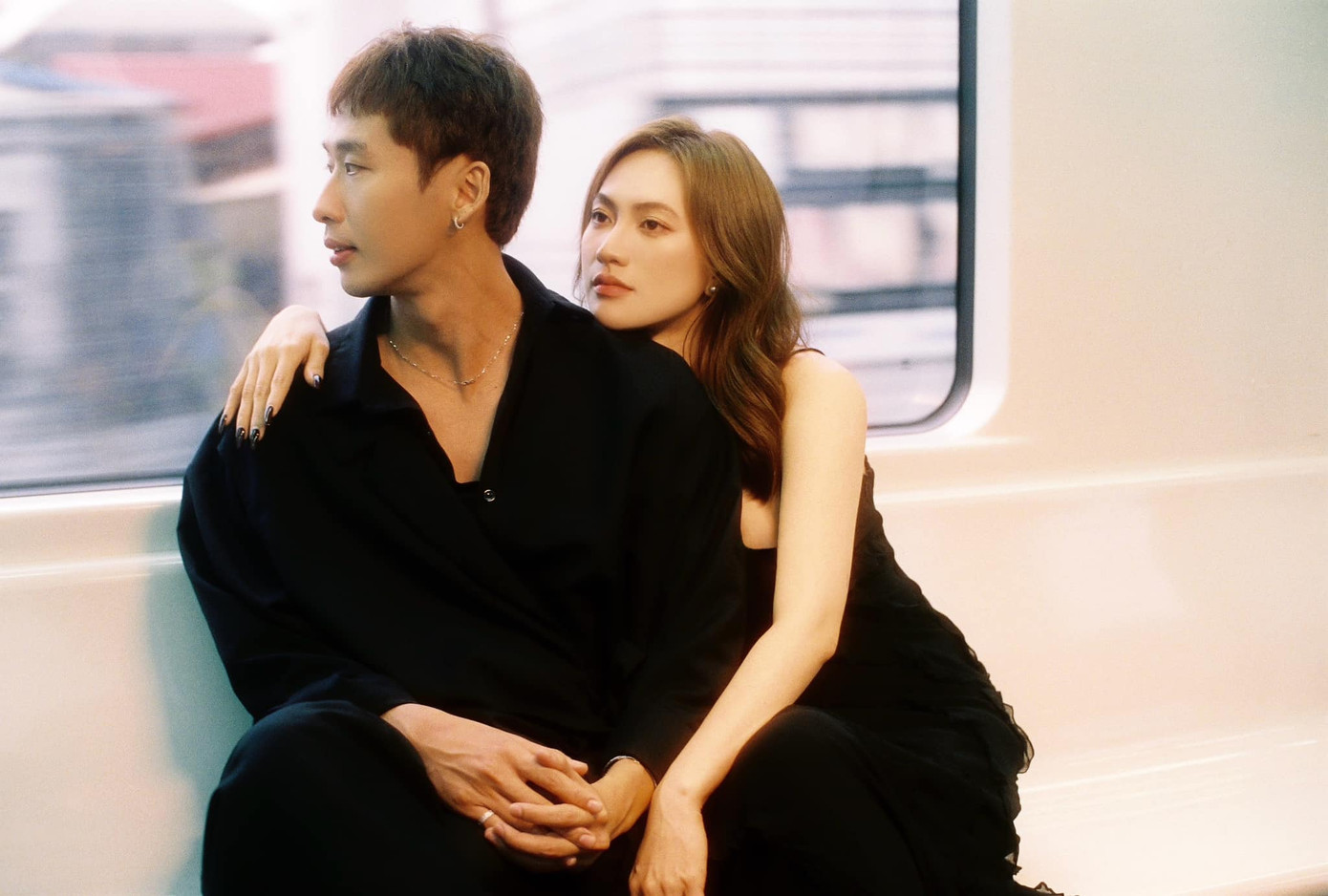 Việc Mai yêu cầu Sâu "nếu tàu hết chỗ thì ngồi vào tim Mai" tiếp tục khiến khán giả mong Tuấn Trần và Phương Anh Đào phim giả tình thật.