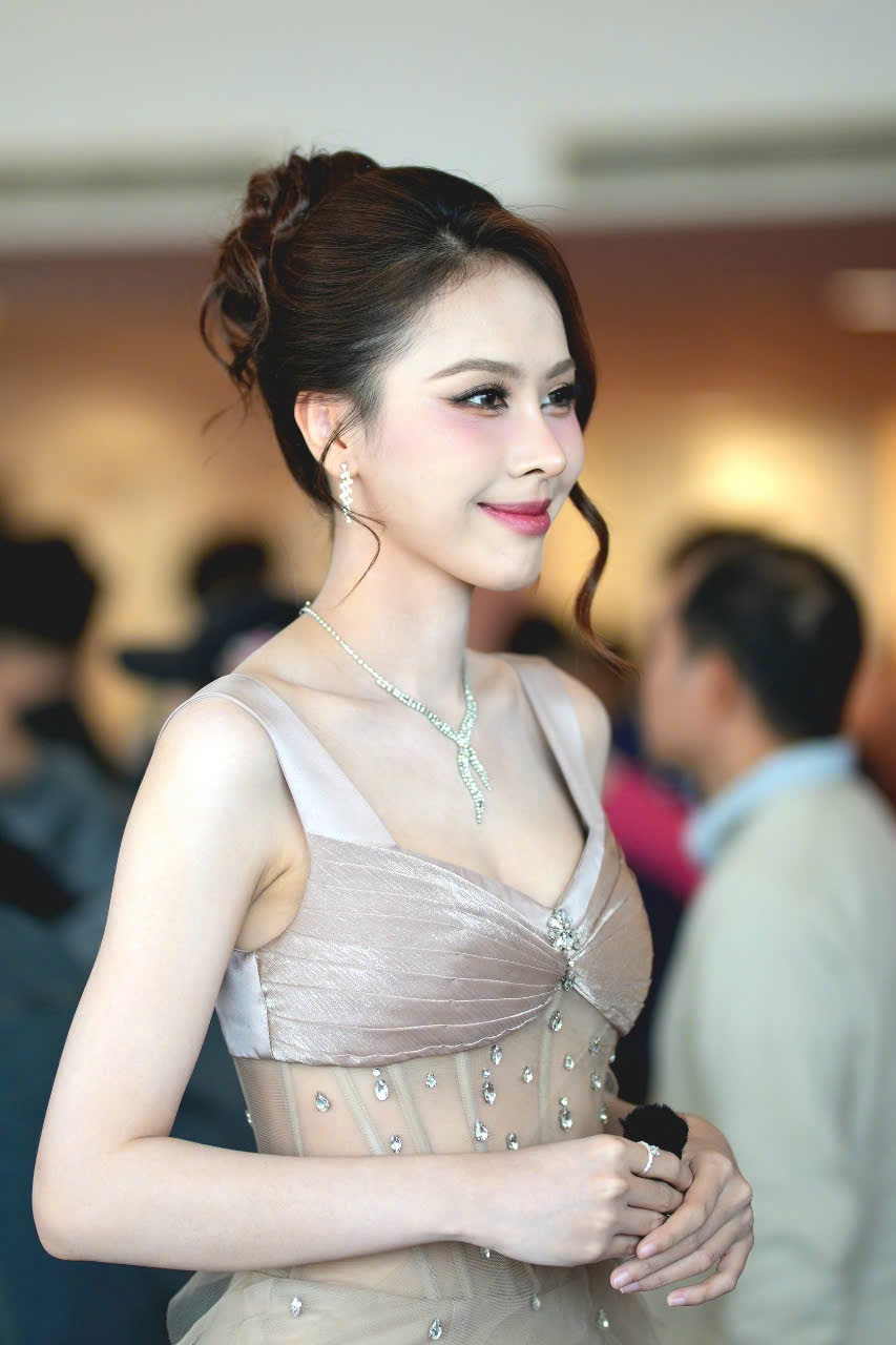 Các người đẹp bước ra từ cuộc thi Hoa hậu Việt Nam gồm Nguyễn Thị Huyền, Ngọc Hân, Thanh Thủy và Ngọc Hằng (từ trái sang). Các người đẹp bước ra từ cuộc thi Hoa hậu Việt Nam gồm Nguyễn Thị Huyền, Ngọc Hân, Thanh Thủy và Ngọc Hằng (từ trái sang).