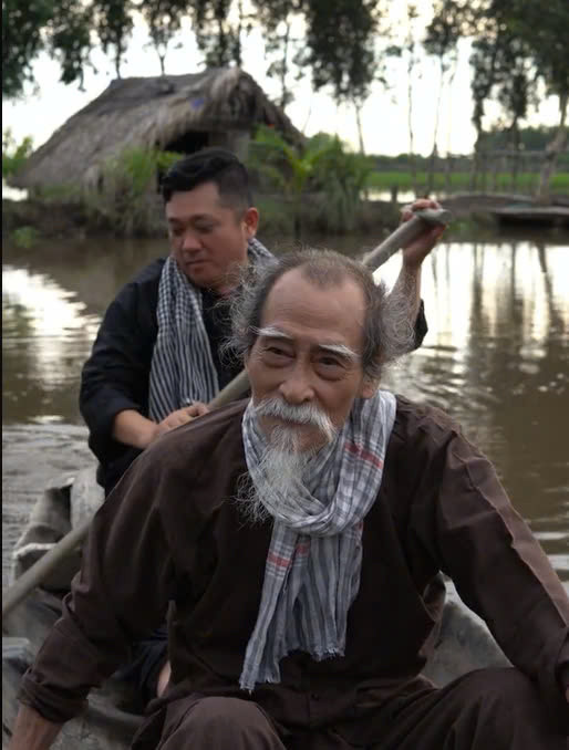 Phùng Ngọc và NSND Mạnh Dung chèo xuồng tại Củ Chi, TPHCM.