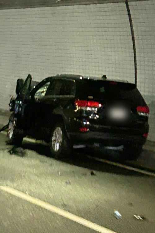 Hiện trường tai nạn (trái) và ảnh cảnh sát khám xét nhà của nghi phạm. Hiện trường tai nạn (trái) và ảnh cảnh sát khám xét nhà của nghi phạm.