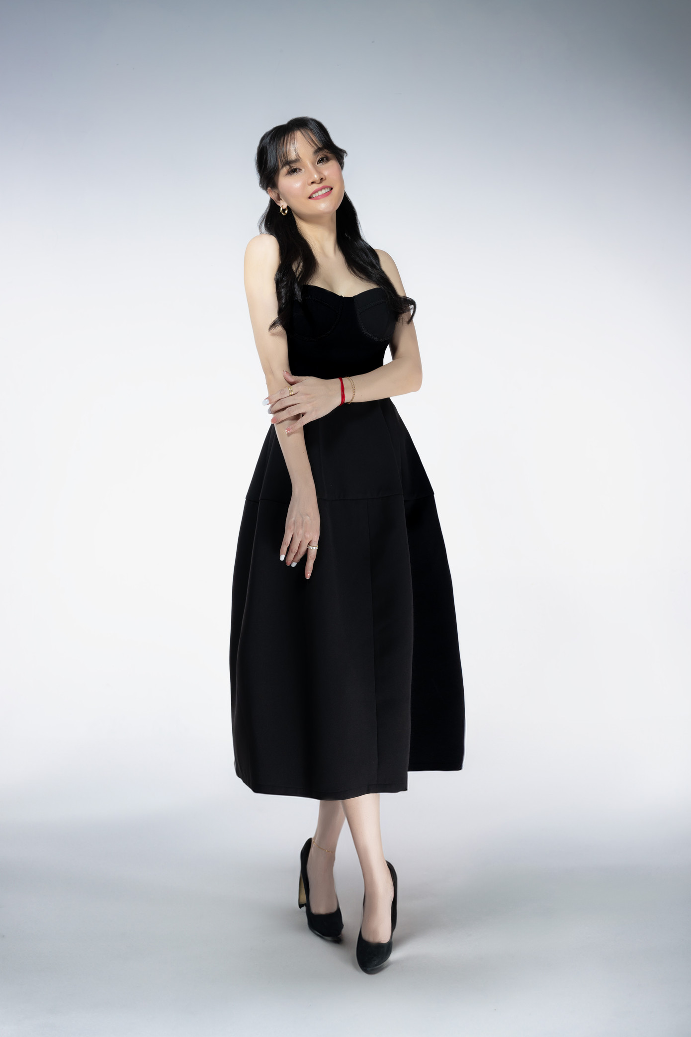 Ngoài những chị đẹp "đương thời", Chị đẹp mùa hai có sự tham gia của nhiều cái tên từ lâu không hoạt động nghệ thuật, trong đó có cựu thành viên Mây Trắng - Thu Ngọc. "Tôi muốn lần nữa được tỏa sáng trên sân khấu sau 11 năm không đi hát. Tôi muốn khán giả cũ nhớ đến mình và tiếp cận người trẻ. Với kinh nghiệm làm nhạc 13 năm, tôi nghĩ mình đủ sức thi đấu", nữ ca sĩ chia sẻ. Ngoài những chị đẹp "đương thời", Chị đẹp mùa hai có sự tham gia của nhiều cái tên từ lâu không hoạt động nghệ thuật, trong đó có cựu thành viên Mây Trắng - Thu Ngọc. "Tôi muốn lần nữa được tỏa sáng trên sân khấu sau 11 năm không đi hát. Tôi muốn khán giả cũ nhớ đến mình và tiếp cận người trẻ. Với kinh nghiệm làm nhạc 13 năm, tôi nghĩ mình đủ sức thi đấu", nữ ca sĩ chia sẻ.