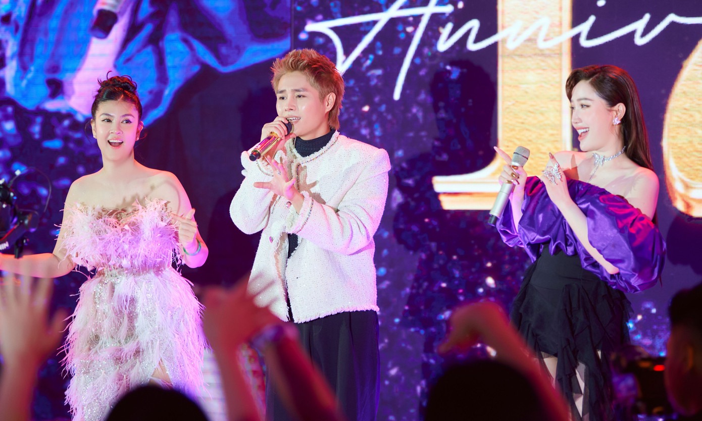 Trên sân khấu, Tăng Duy Tân diễn loạt hit như Bên trên tầng lầu, Cắt đôi nỗi sầu. Ca sĩ 28 tuổi mời Bảo Thy lên sân khấu song ca bản Bật tình yêu lên.