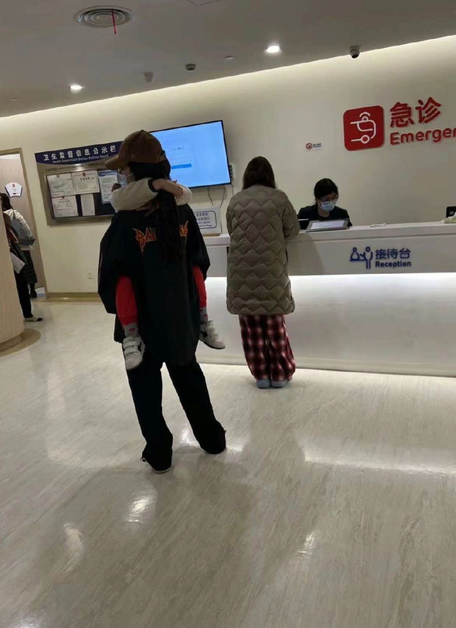 Angelababy xuất hiện ở bệnh viện.