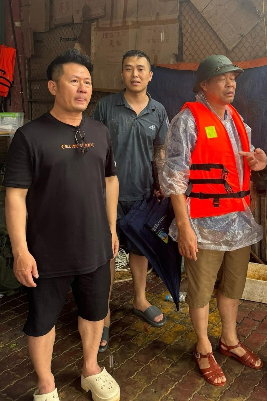 Diễn viên Kiều Anh, ca sĩ Bằng Kiều cứu trợ tại vùng lũ nặng.