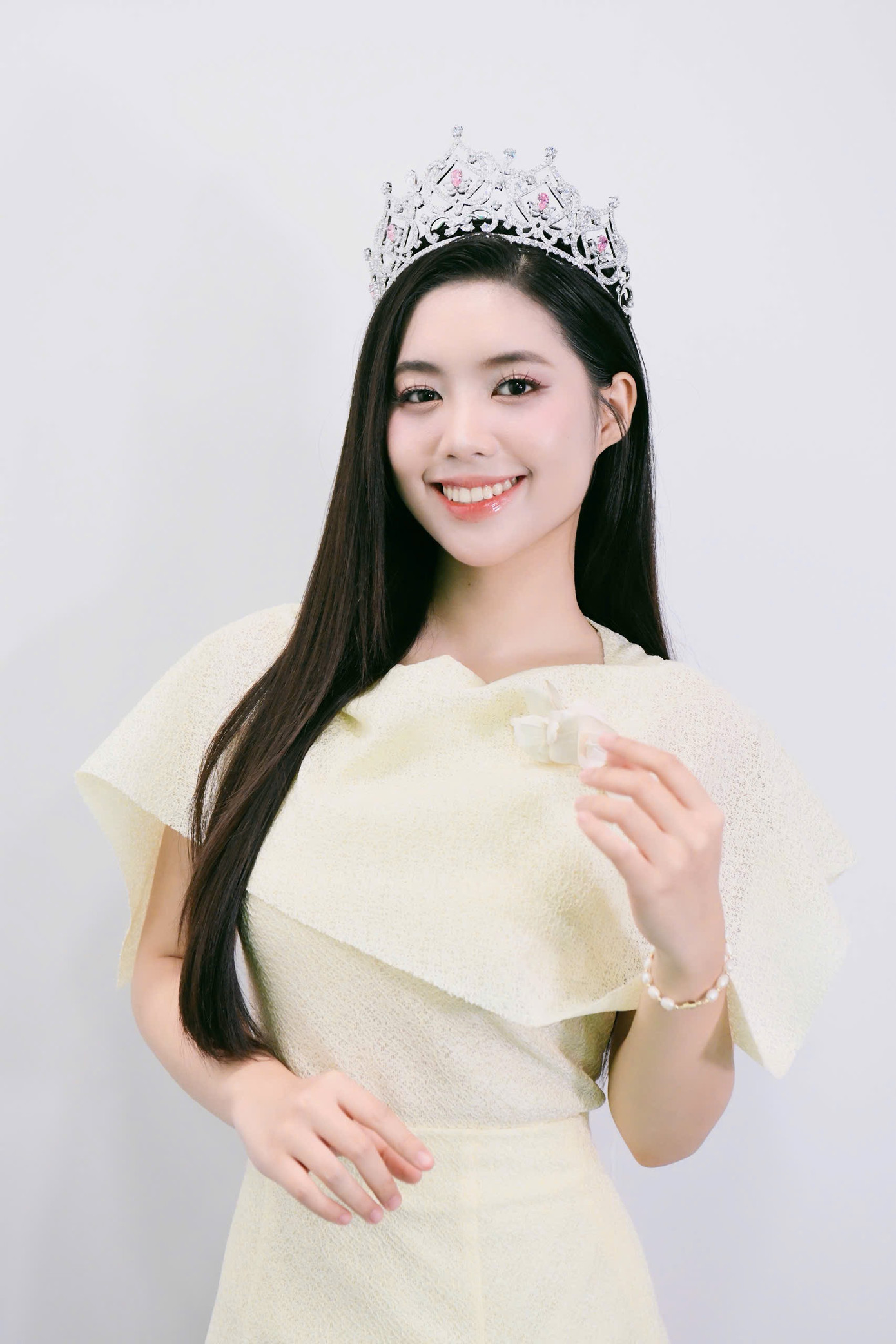 Á hậu Châu Anh để tóc xõa rẽ ngôi - phong cách đặc trưng của Châu Anh trong suốt thời gian đồng hành cùng cuộc thi Hoa hậu Việt Nam. Cô thể hiện năng lượng tích cực, tươi vui trong buổi phỏng vấn sáng nay.