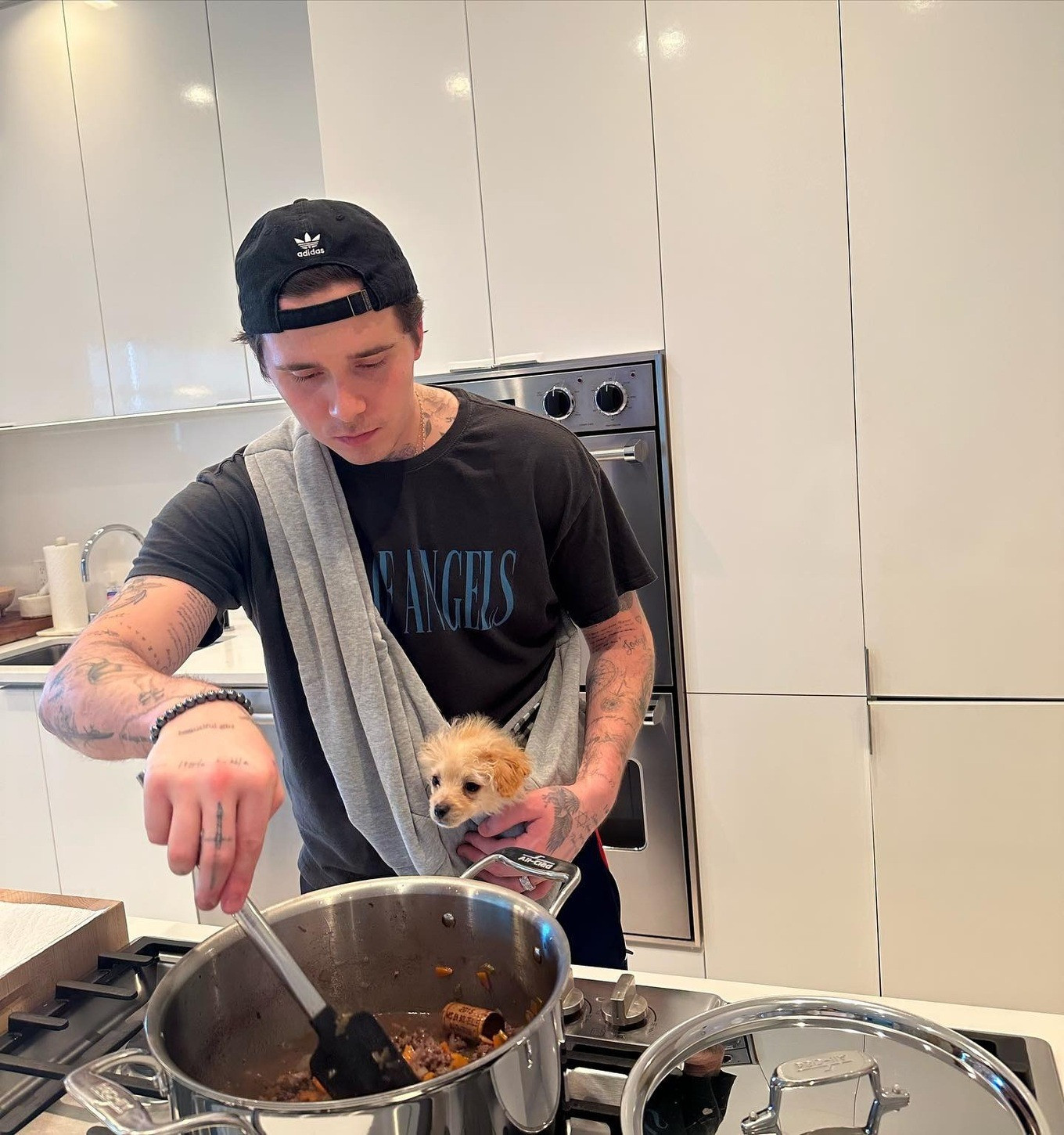 Brooklyn Beckham theo đuổi sự nghiệp nấu ăn sau khi cưới vợ.