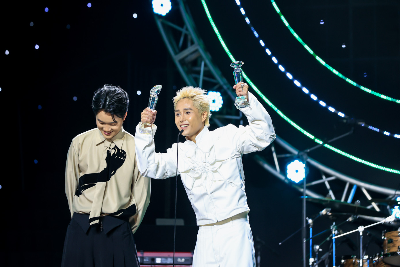 Đánh bại Ngày mai người ta lấy chồng, À Lôi, Ưng quá chừng và Anh là ngoại lệ của em, Tăng Duy Tân cùng Cắt đôi nỗi sầu giành chiến thắng hạng mục Bài hát hiện tượng. Nam ca sĩ gửi lời cảm ơn &quot;mẹ bỉm sữa&quot; và các &quot;bé nhi đồng&quot; TikTok ủng hộ bài hát của mình.