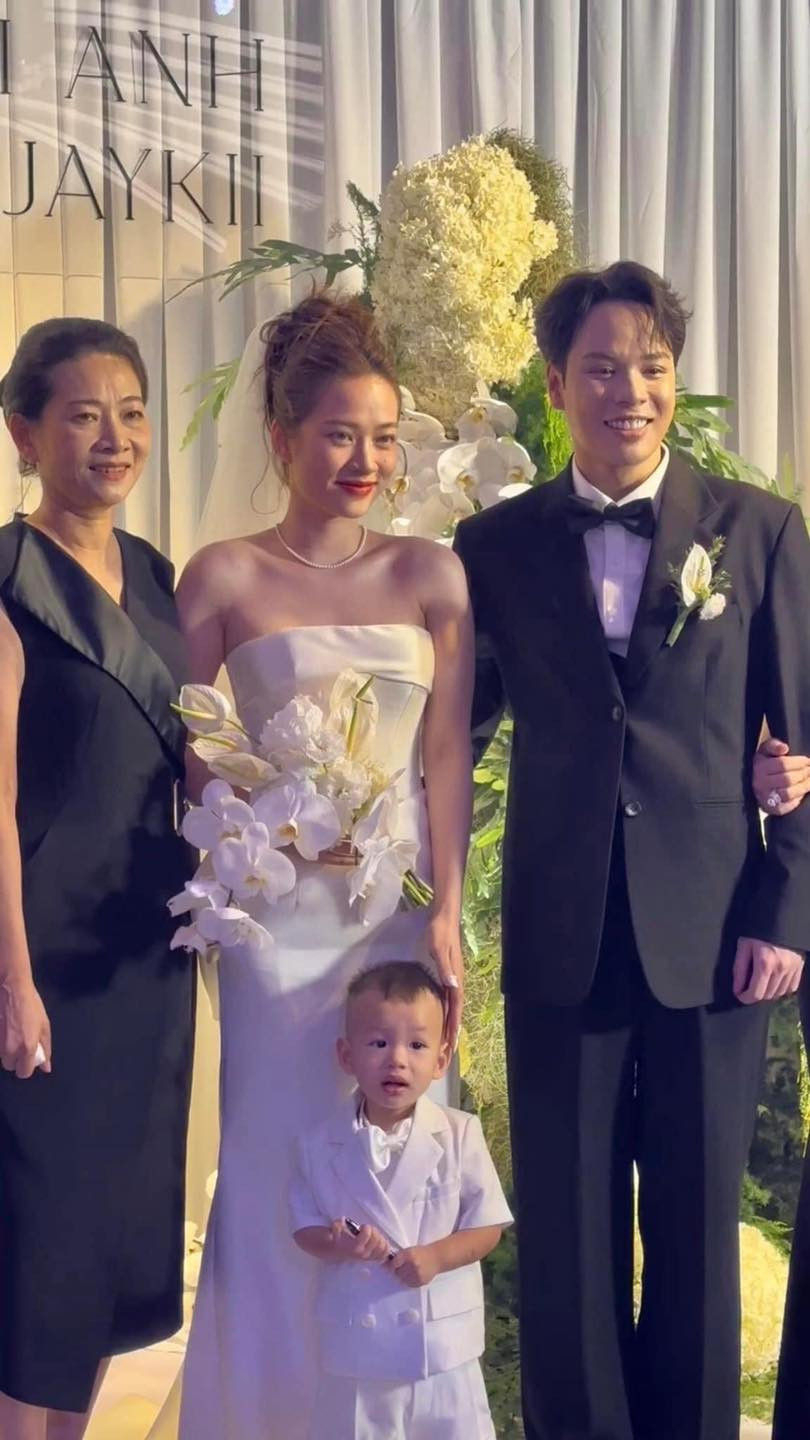 Theo quy định của cô dâu và chú rể, toàn bộ khách mời đều mặc trang phục đen dự lễ cưới, từ gia đình đến người thân. Cô dâu Mai Anh nổi bật với đầu đội mấn, váy cưới cúp ngực, trang điểm rạng rỡ khoe vai trần.