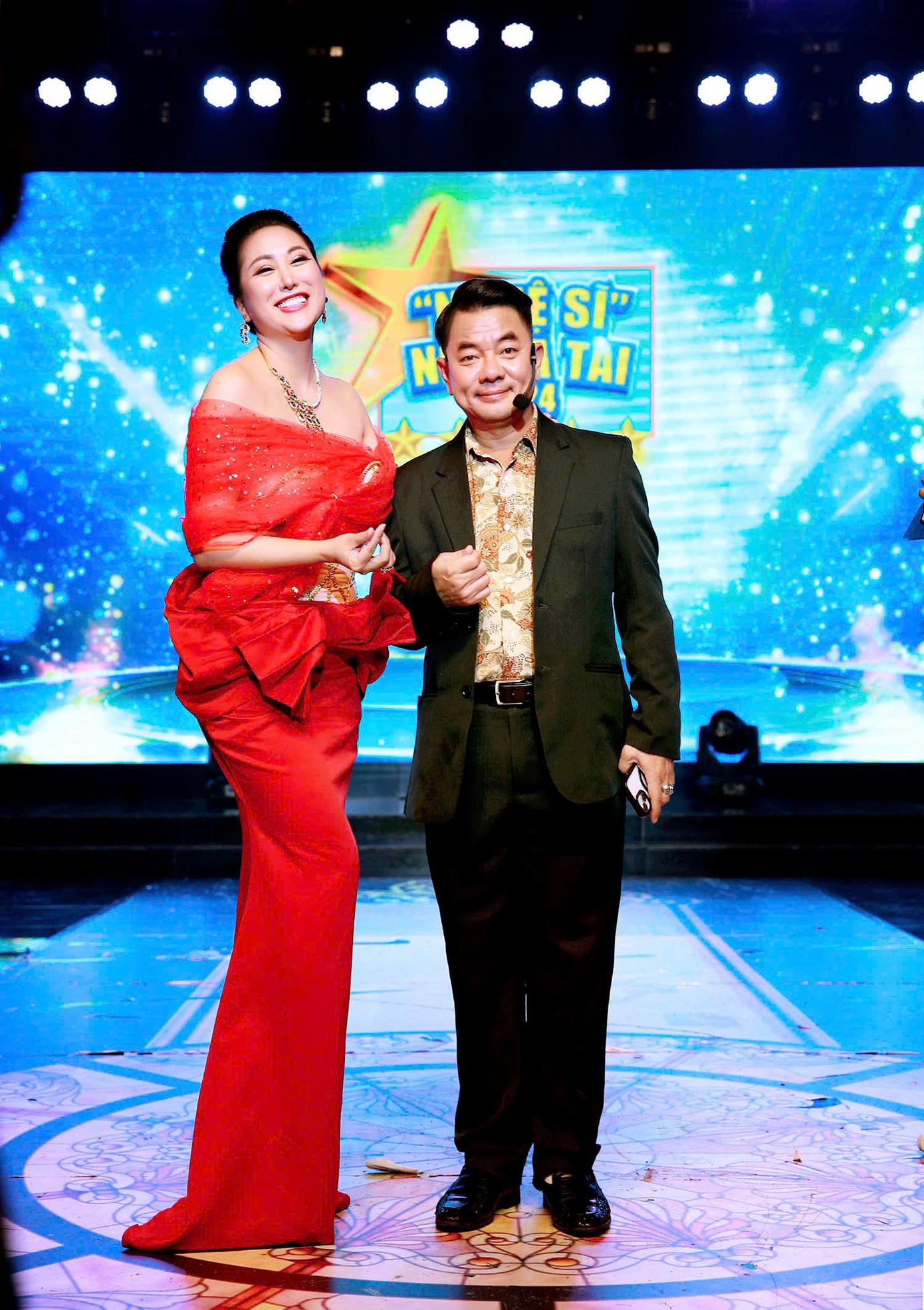 Nhà sản xuất Phi Thanh Vân cùng trưởng ban giám khảo Nguyễn Đức Thuận và phó trưởng ban giám khảo Quang Minh. Nhà sản xuất Phi Thanh Vân cùng trưởng ban giám khảo Nguyễn Đức Thuận và phó trưởng ban giám khảo Quang Minh.