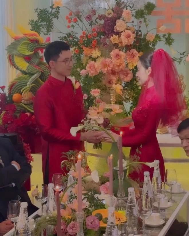 Midu và thiếu gia Minh Đạt tổ chức lễ vu quy tại nhà riêng ở Thủ Đức, TPHCM sáng 23/6. Tiệc trang trí theo phong cách cổ điển, nhiều hoa tươi và nến. Cô dâu và chú rể mặc áo dài truyền thống trong ngày trọng đại. Midu và thiếu gia Minh Đạt tổ chức lễ vu quy tại nhà riêng ở Thủ Đức, TPHCM sáng 23/6. Tiệc trang trí theo phong cách cổ điển, nhiều hoa tươi và nến. Cô dâu và chú rể mặc áo dài truyền thống trong ngày trọng đại.