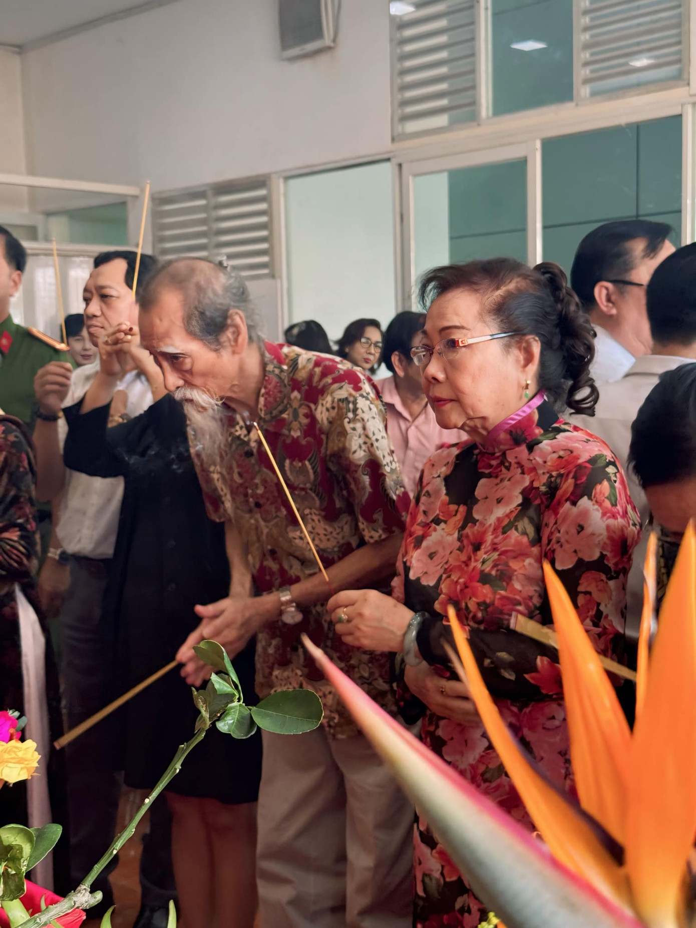 Vợ chồng NSƯT Mạnh Dung và NSƯT Thanh Dậu cúng Tổ sân khấu tại Nhà thờ tổ sân khấu, quận 1, TPHCM.