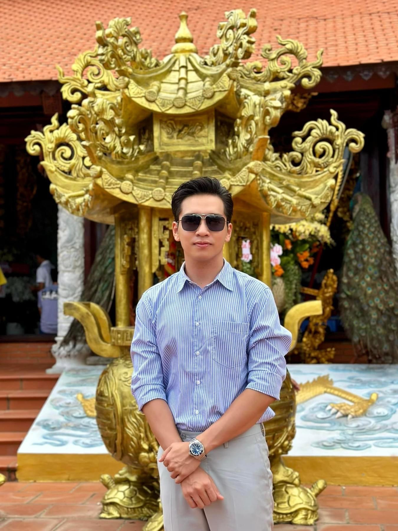 Bạch Công Khanh đến đền thờ Tổ thắp hương cho Tổ nghề.