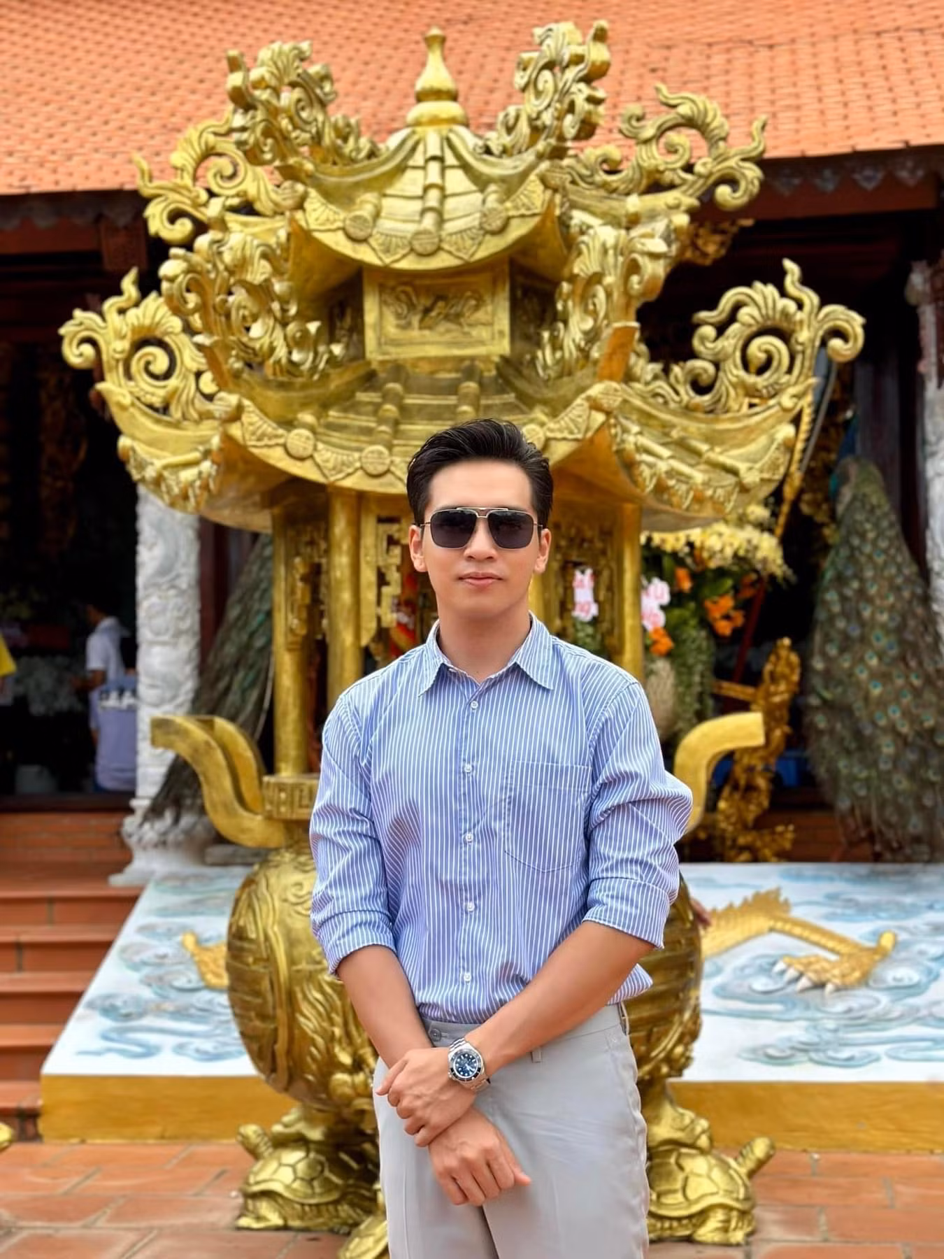 Bạch Công Khanh đến đền thờ Tổ thắp hương cho Tổ nghề.