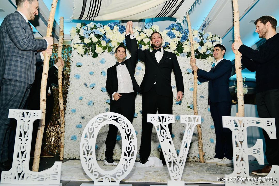 Ảnh cưới lãng mạn của Benjamin Schwartz và bạn trai.