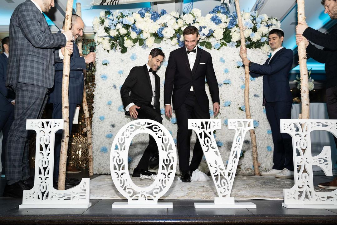 Ảnh cưới lãng mạn của Benjamin Schwartz và bạn trai.