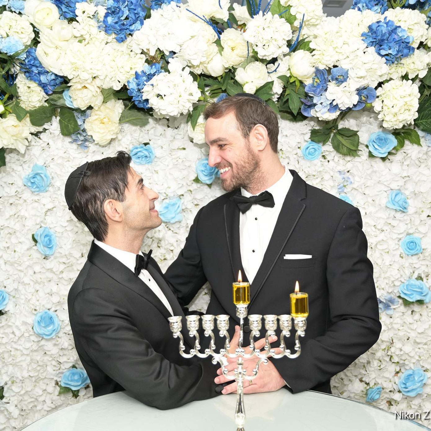 Ảnh cưới lãng mạn của Benjamin Schwartz và bạn trai.