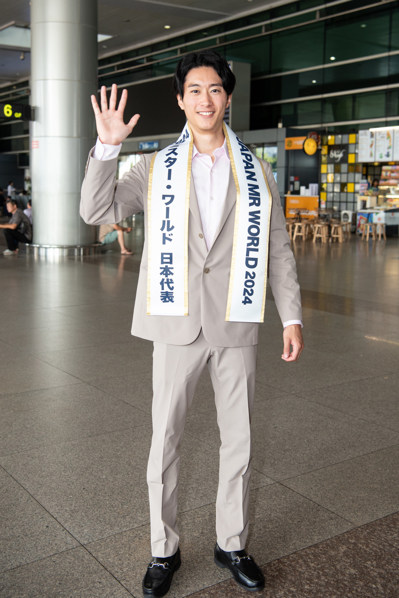Mr World Japan đáp chuyến bay sớm đến Việt Nam sáng 5/11. Đại diện đến từ Nhật Bản chụp ảnh với quốc kỳ tại sân bay trước khi nhập cuộc Nam vương Thế giới.
