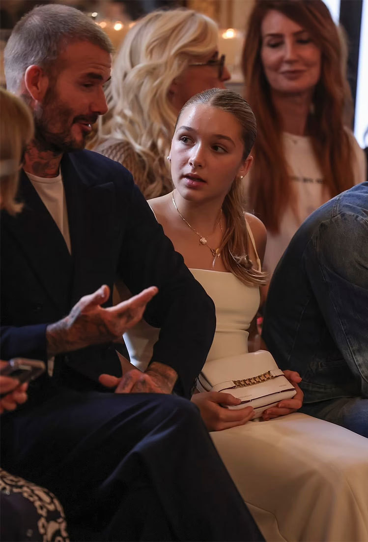 Con gái Beckham chăm chú nghe bố trò chuyện. Cô mang theo túi xách thương hiệu của Victoria để ủng hộ mẹ. Con gái Beckham chăm chú nghe bố trò chuyện. Cô mang theo túi xách thương hiệu của Victoria để ủng hộ mẹ.