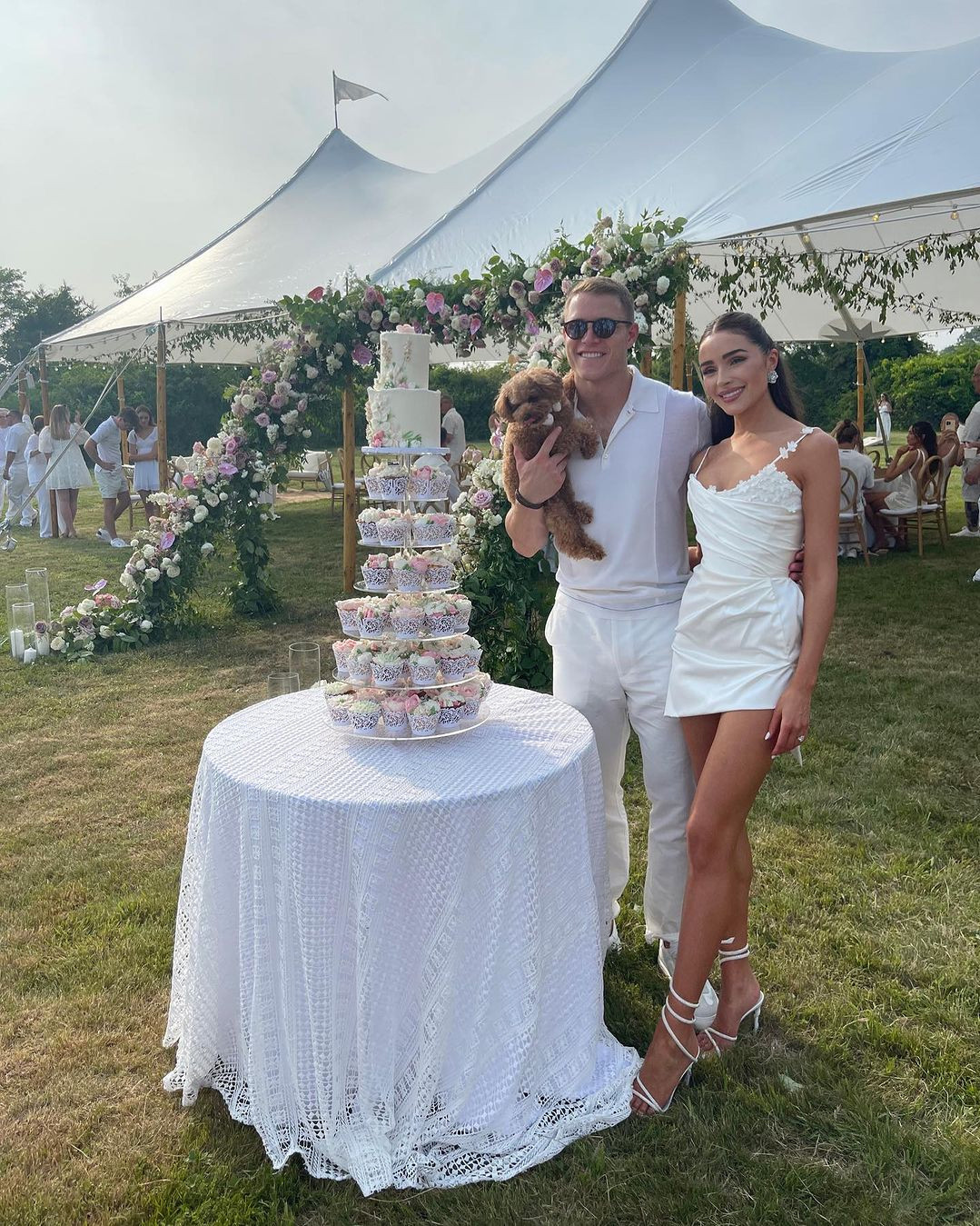 Olivia Culpo và cầu thủ bóng bầu dục Christian McCaffrey cầu hôn bạn gái năm 2023 sau bốn năm yêu. Cặp sao tổ chức tiệc đính hôn ngoài trời. Hoa hậu Hoàn vũ 2012 khen người yêu kém 4 tuổi trưởng thành và chững chạc. &quot;Anh chung thủy, luôn ủng hộ tôi. Chúng tôi xem trọng ước mơ của nhau và tìm được sự cân bằng. Tôi và anh ấy bận rộn nhưng tình yêu luôn ưu tiên hàng đầu&quot;, cô chia sẻ.