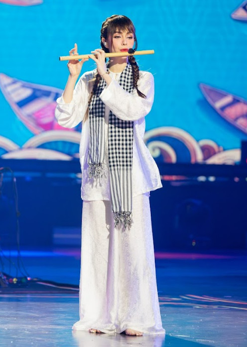 H'Hen Niê và MLee trong tiết mục đối kháng ở Công diễn 5.