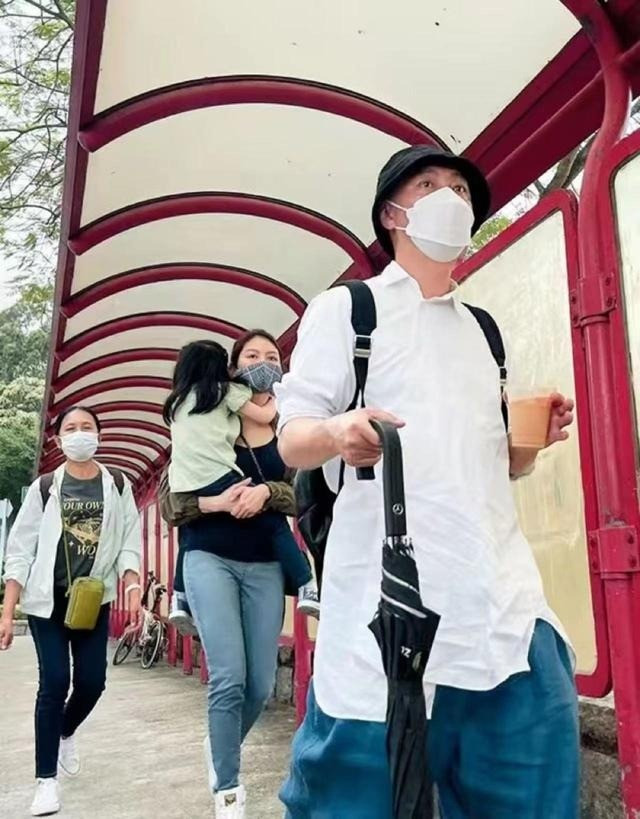 Hình ảnh khiến Trương Vệ Kiện vướng tin có vợ bé và con riêng. Hình ảnh khiến Trương Vệ Kiện vướng tin có vợ bé và con riêng.