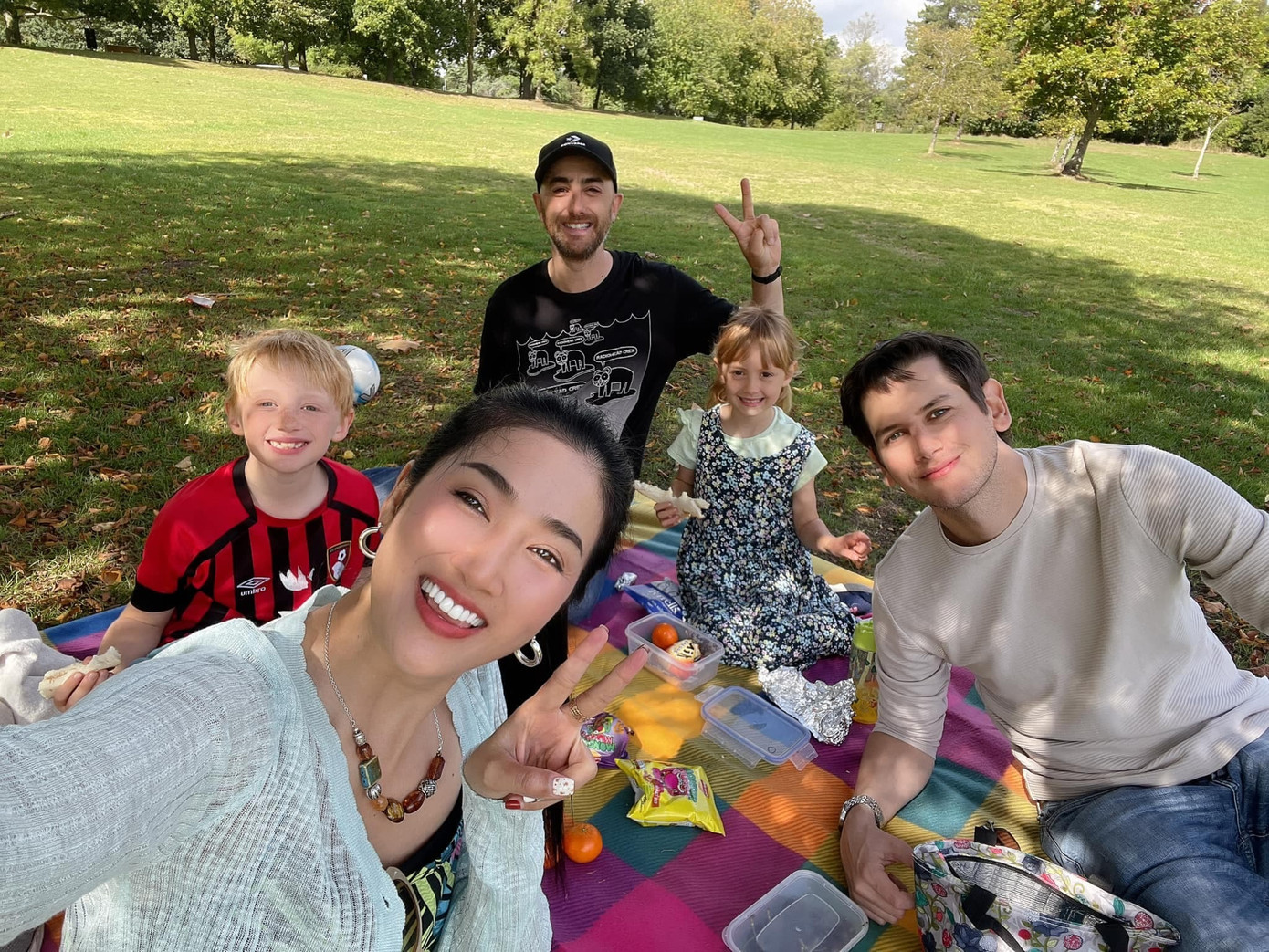 Hơn một thập kỷ hẹn hò, Alex thường xuyên đưa bạn gái về London, Anh để giới thiệu với bố mẹ, anh trai. Hơn một thập kỷ hẹn hò, Alex thường xuyên đưa bạn gái về London, Anh để giới thiệu với bố mẹ, anh trai.