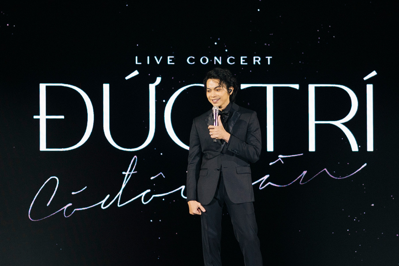 Lân Nhã xuất hiện trên sân khấu với bộ vest lịch lãm cùng phong cách biểu diễn nhẹ nhàng. Nam ca sĩ mang đến sự sâu lắng khi thể hiện hai bản nhạc Quán cà phê mùa đông và Xanh bạc mái đầu.