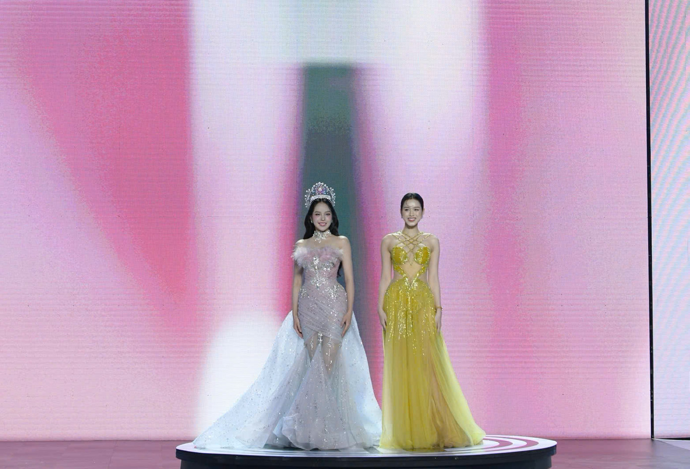 Đỗ Thị Hà và đương kim Hoa hậu Việt Nam Huỳnh Thị Thanh Thủy mở màn đêm chung khảo với tiết mục trình diễn ánh sáng. Hai &quot;chánh cung&quot; xuất hiện lộng lẫy, catwalk uyển chuyển tạo tiết mục mãn nhãn.