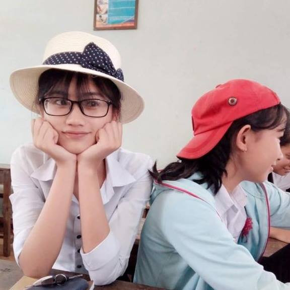 Hình ảnh thời còn học trung học phổ thông của Huỳnh Trần Ý Nhi. So với hình ảnh hiện tại, cô gần như thay đổi hoàn toàn, nhất là về vóc dáng. Trong họp báo sau đăng quang, tân Miss World Vietnam nói cô tập luyện để cải thiện ngoại hình, học tiếng Anh, catwalk để phù hợp với tiêu chí cuộc thi.